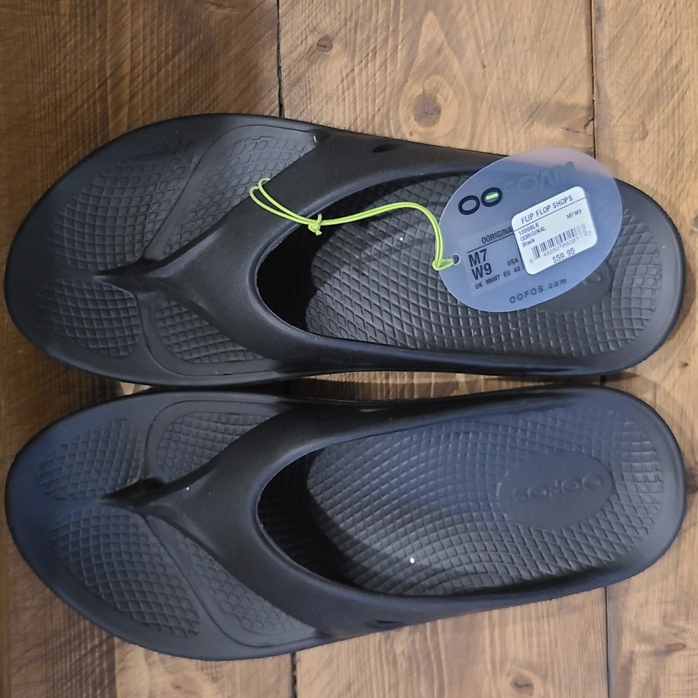 OOFOS flip flops